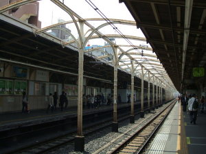 浅草橋駅　古いレールを利用した支柱