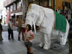 可愛い女の子と白い象・・・これはなんじゃらほい？