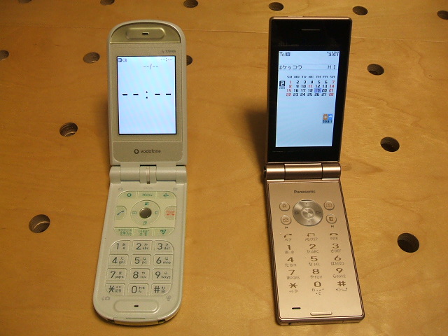 新旧携帯、左：Vodafone，右：au